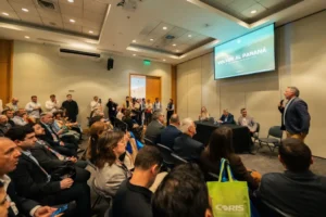 Reunión de autoridades y representantes del sector turístico durante la presentación de la propuesta de turismo fluvial por el río Paraná.