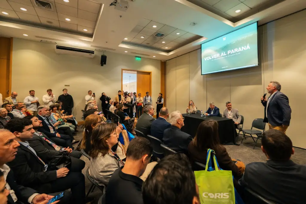 Reunión de autoridades y representantes del sector turístico durante la presentación de la propuesta de turismo fluvial por el río Paraná.