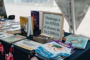 Libros exhibidos durante la Feria Provincial del Libro en Concordia 2026.