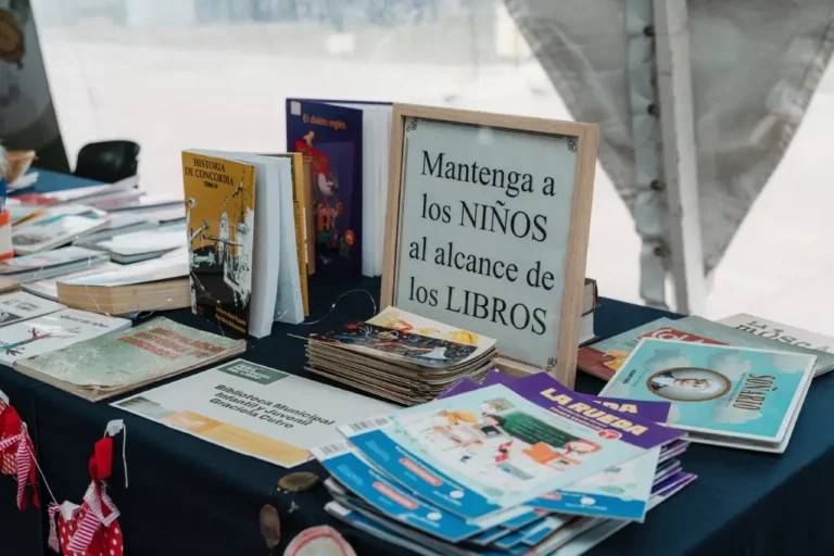 Libros exhibidos durante la Feria Provincial del Libro en Concordia 2026.