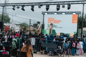 Personas de distintas edades disfrutan de un espectáculo en el escenario de la Feria Provincial del Libro, compartiendo una jornada de cultura, literatura y entretenimiento en un ambiente de encuentro y participación.