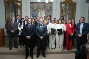 Foto grupal de los nuevos integrantes del Consejo de la Magistratura de Entre Ríos junto al gobernador Rogelio Frigerio.