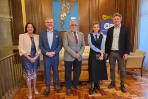 Autoridades de CAME y Leasing Argentina durante una reunión sobre financiamiento y capacitación para pymes.