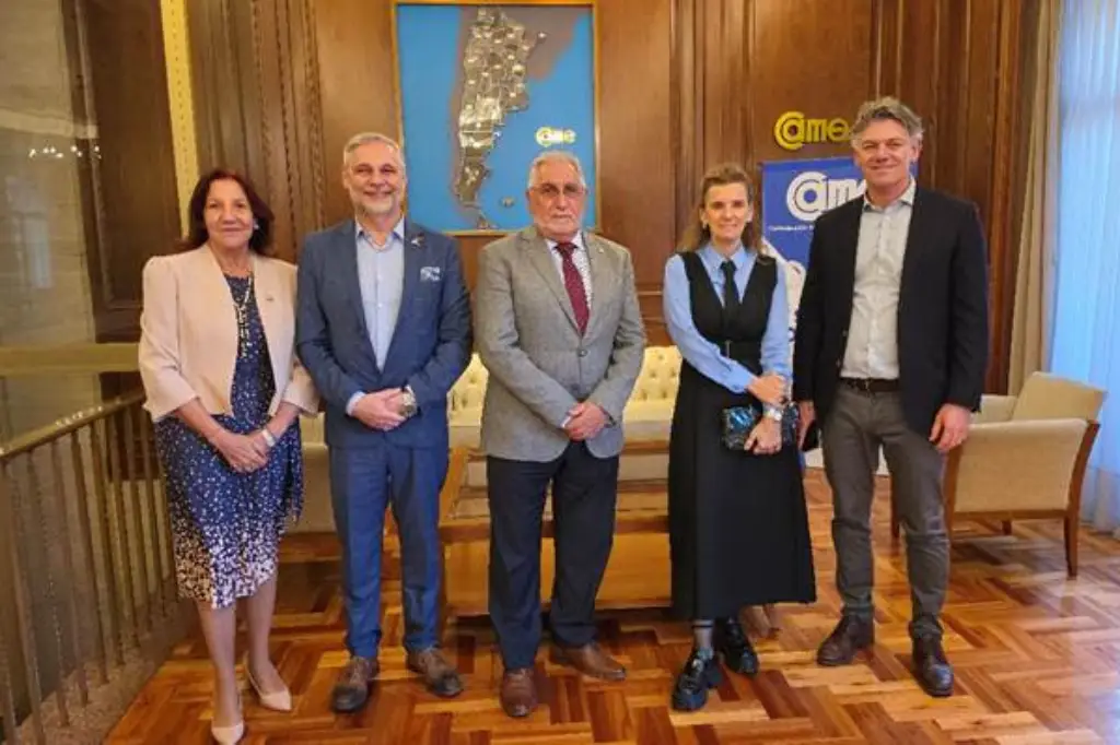 Autoridades de CAME y Leasing Argentina durante una reunión sobre financiamiento y capacitación para pymes.
