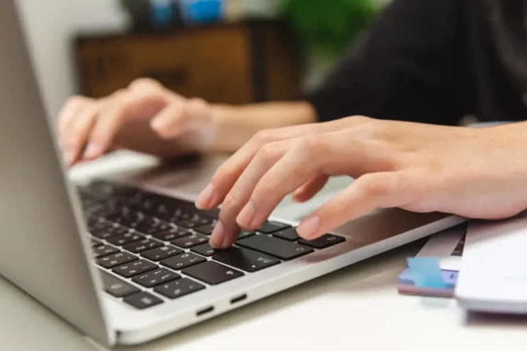 Docentes de educación especial participan en una capacitación sobre neurociencias e Inteligencia Artificial.