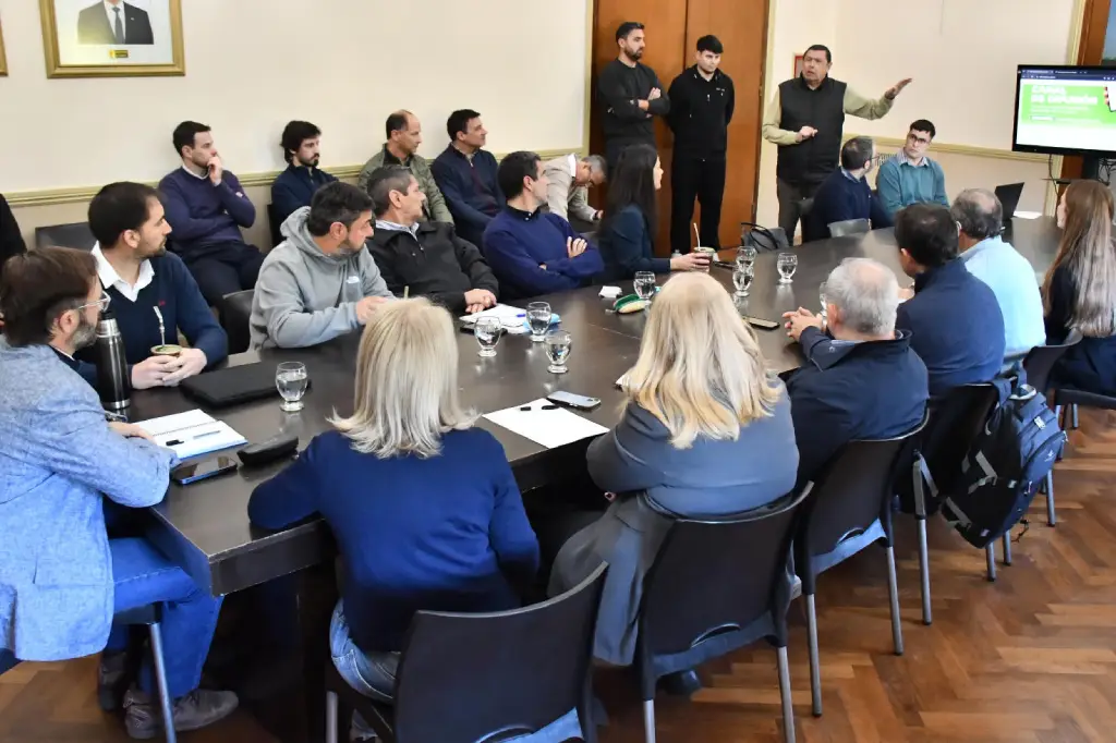 Director de Informática de la municipalidad de Concordia, presentando nueva web en reunión de gabinete