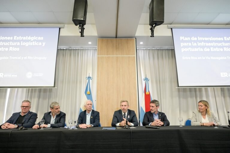 Rogelio Frigerio presenta el plan de inversiones para mejorar la infraestructura portuaria y logística de Entre Ríos.