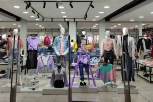 Vidriera de una tienda de ropas.