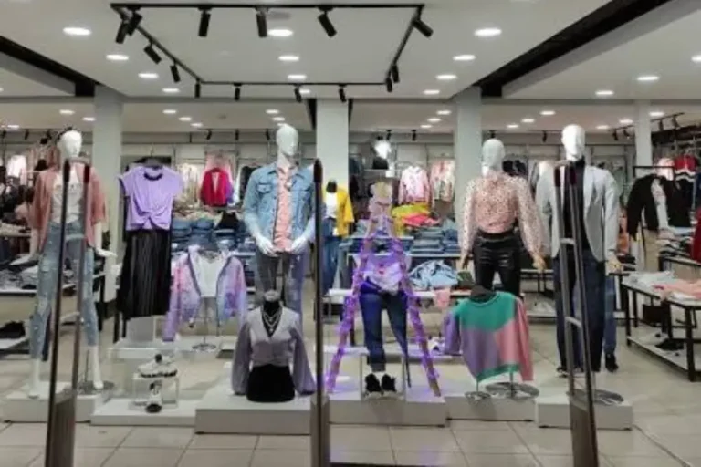Vidriera de una tienda de ropas.
