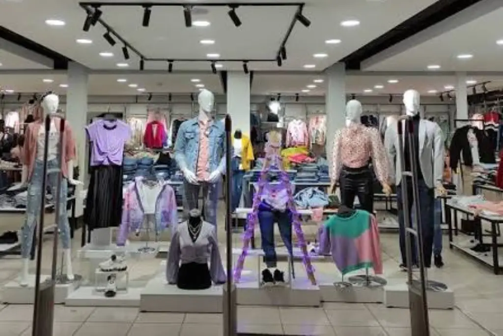 Vidriera de una tienda de ropas.